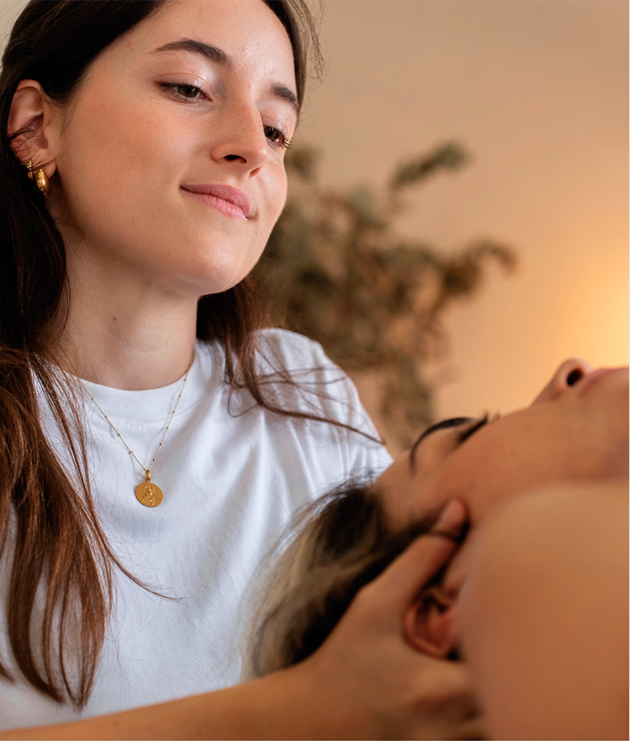 Ajuste quiroprático suave na área cervical para aliviar tensão e melhorar mobilidade em Gavà.